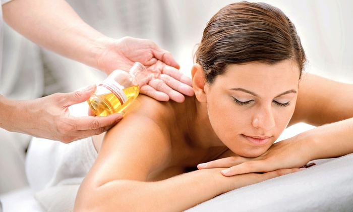 massage-with-essential-oil-benefits