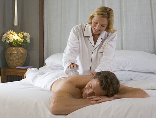 spa-date-romantic-massage-each-other