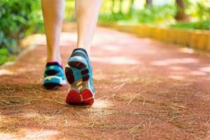 running outdoors exercise benefits 