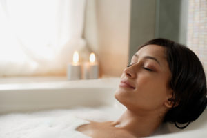 relaxing bathtub essential oils candles